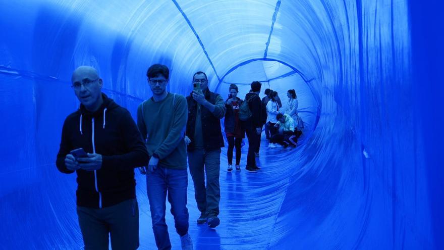 Un gran gusano azul neumático toma las calles