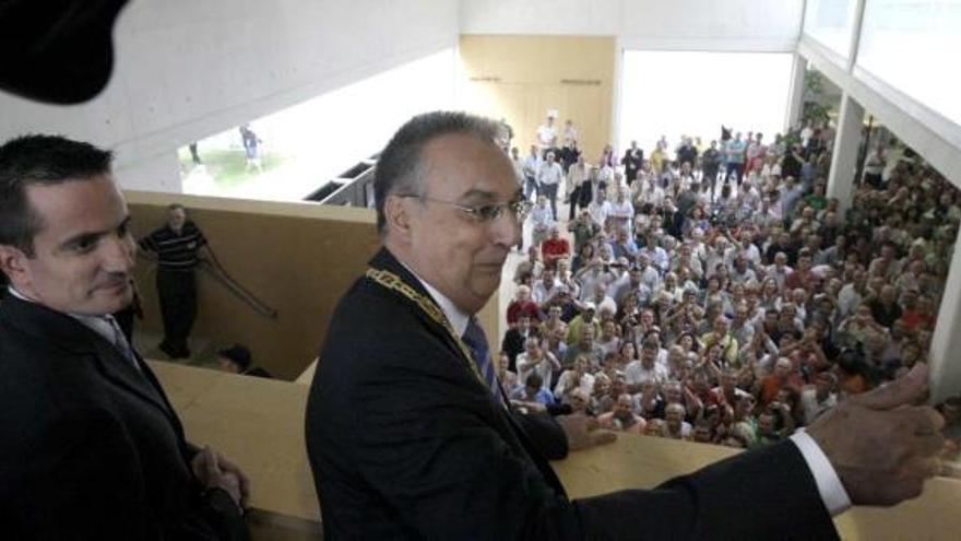 José Bañuls y Agustín Navarro, ante el público congregado en el Ayuntamiento el día de la moción de censura.