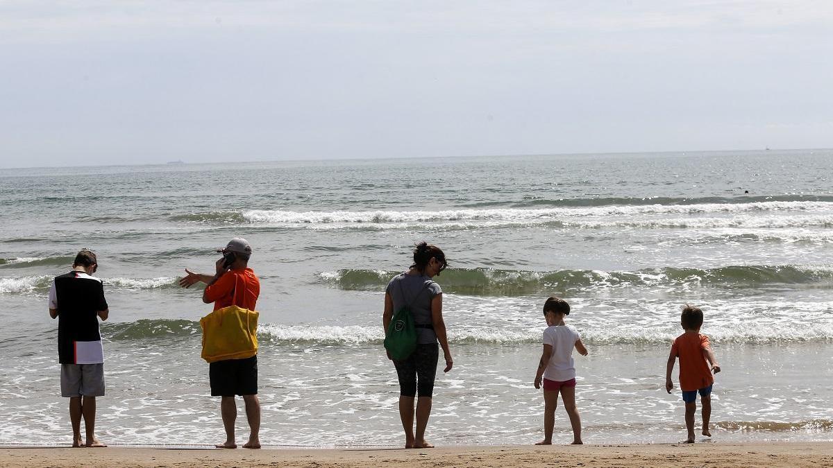 Varios bañistas esta mañana en la playa de Las Arenas, en València.