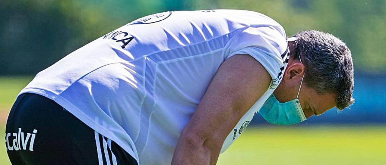 Óscar García observa el balón, en un entrenamiento.