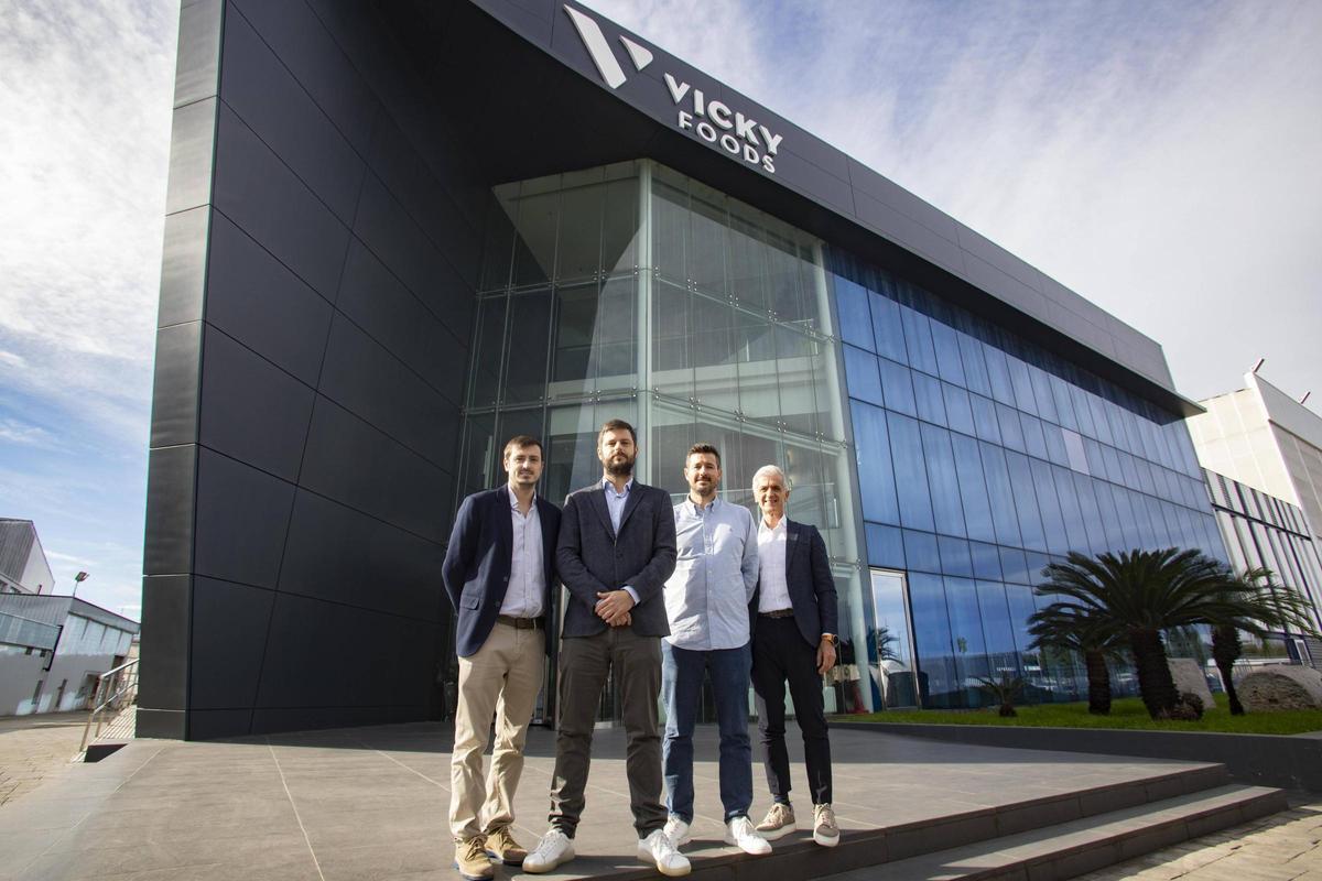 Propietarios de Vicky Foods, frente a la sede, en una imagen de archivo.