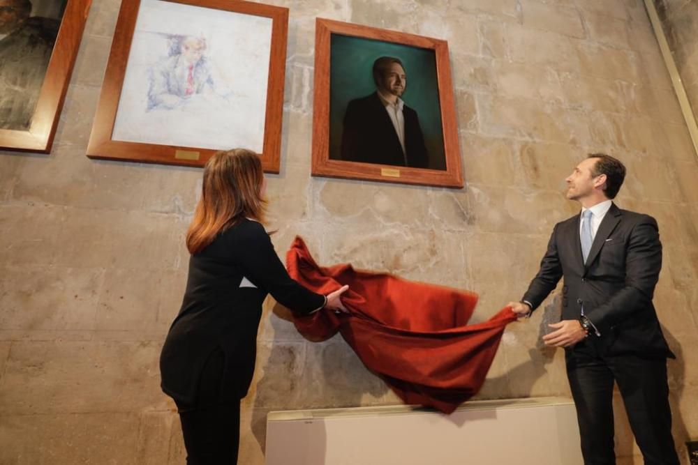 José Ramón Bauzá y Francina Armengol descubren el retrato del expresidente en el Consolat de Mar