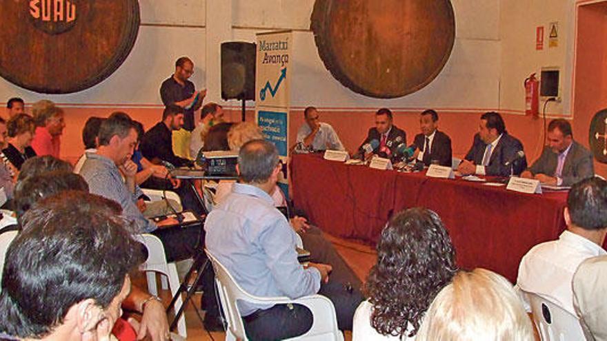 El alcalde, Tomeu Oliver, presentando la iniciativa en los locales de las bodegas Suau.