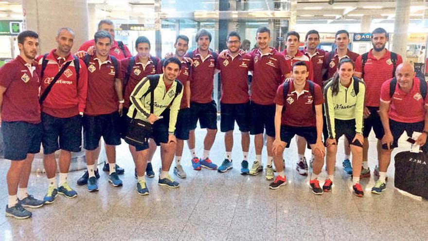 Los jugadores del Palma Futsal posan ayer en Son Sant Joan antes de partir hacia Navarra.