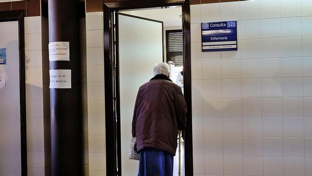 Una señora entra a consulta. | Javier de la Fuente