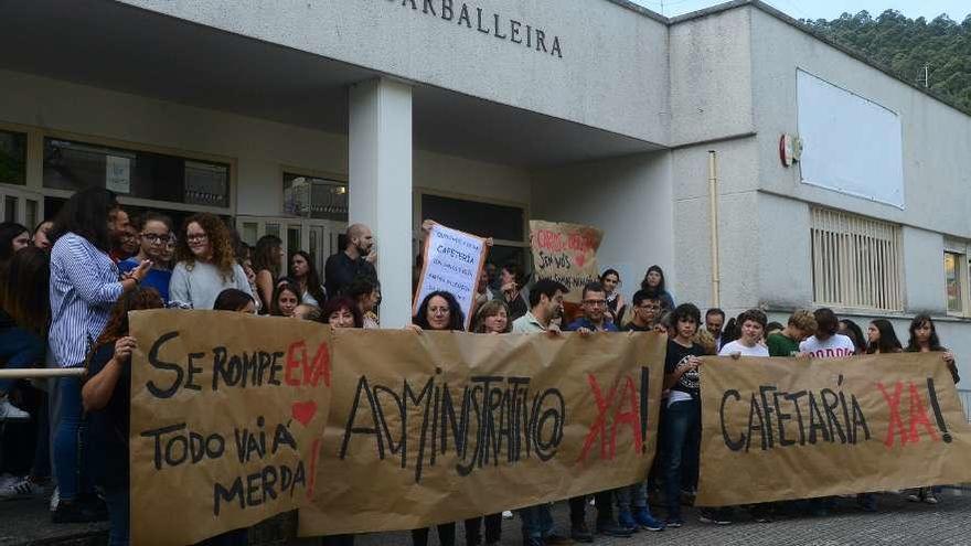 La concentración a las puertas del instituto, ayer durante la hora del recreo. // Gonzalo Núñez