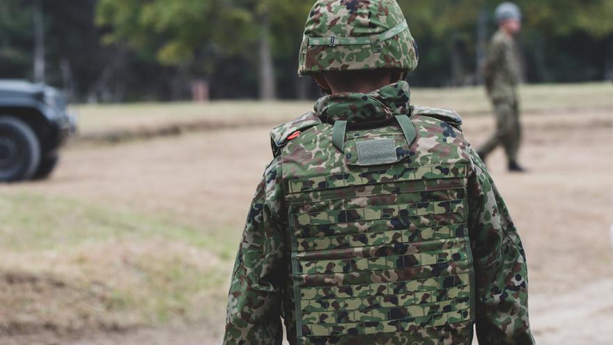 Un miembro de las Fuerzas de Autodefensa de Japón, llamadas a la zona del deslizamiento de tierra.