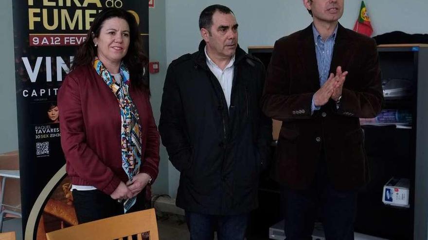 González Prada, con el presidente de la cámara de Vinhais, Américo Pereira, y la directora de la feria, Carla Alves.