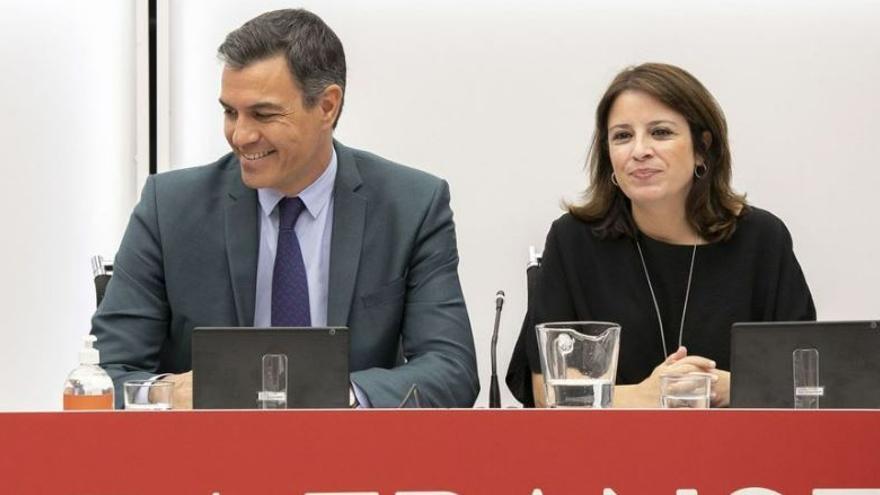Pedro Sánchez y Adriana Lastra.