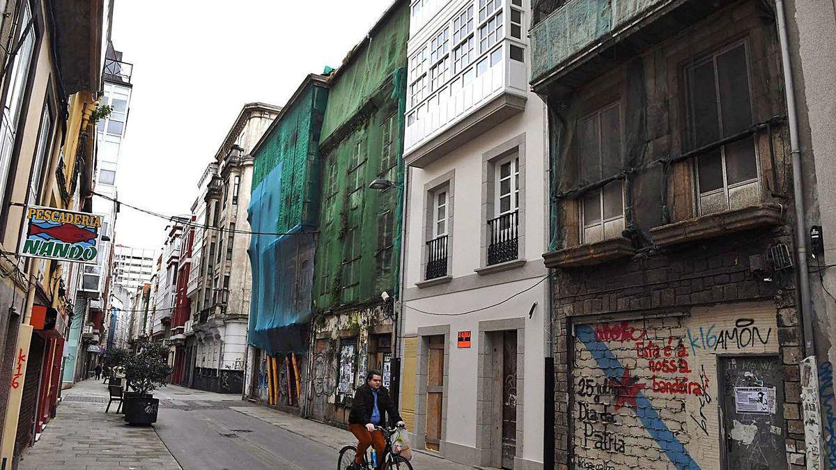 Edificios en mal estado en la calle del Orzán.