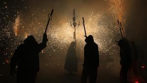 Imagen de archivo de un ’correfoc’ en la ciudad de Barcelona.