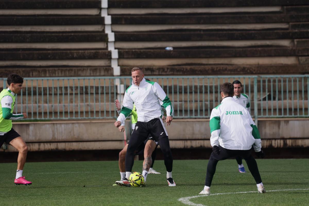 Oboslkii protege el esférico durante un entrenamiento en la Ciudad Deportiva.