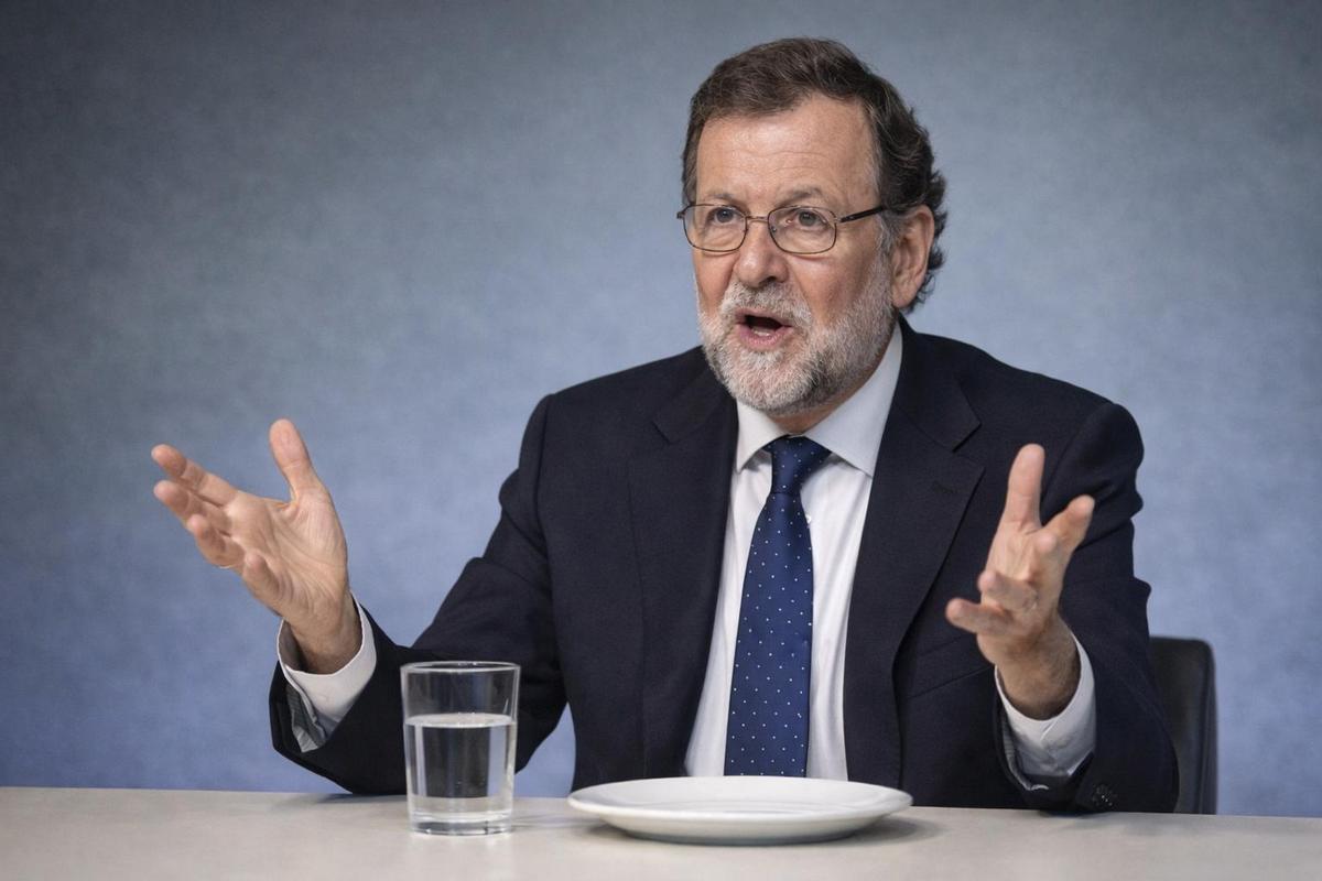 Montaje fotográfico de Rajoy con un vaso que es un vaso y un plato que es un plato.