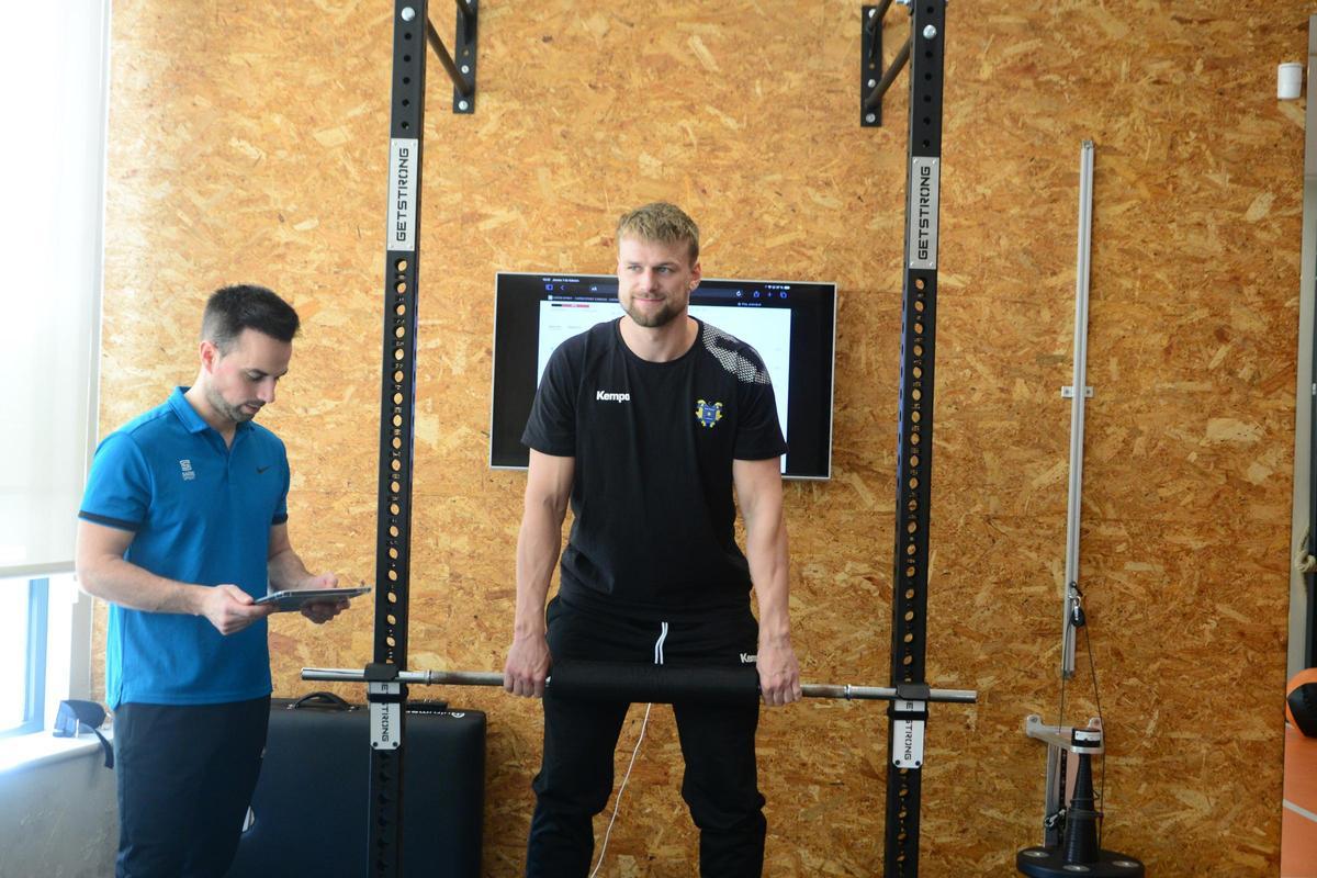 Thyman trabajando ayer en el gimnasio bajo la supervisión de Xoel Hermelo.