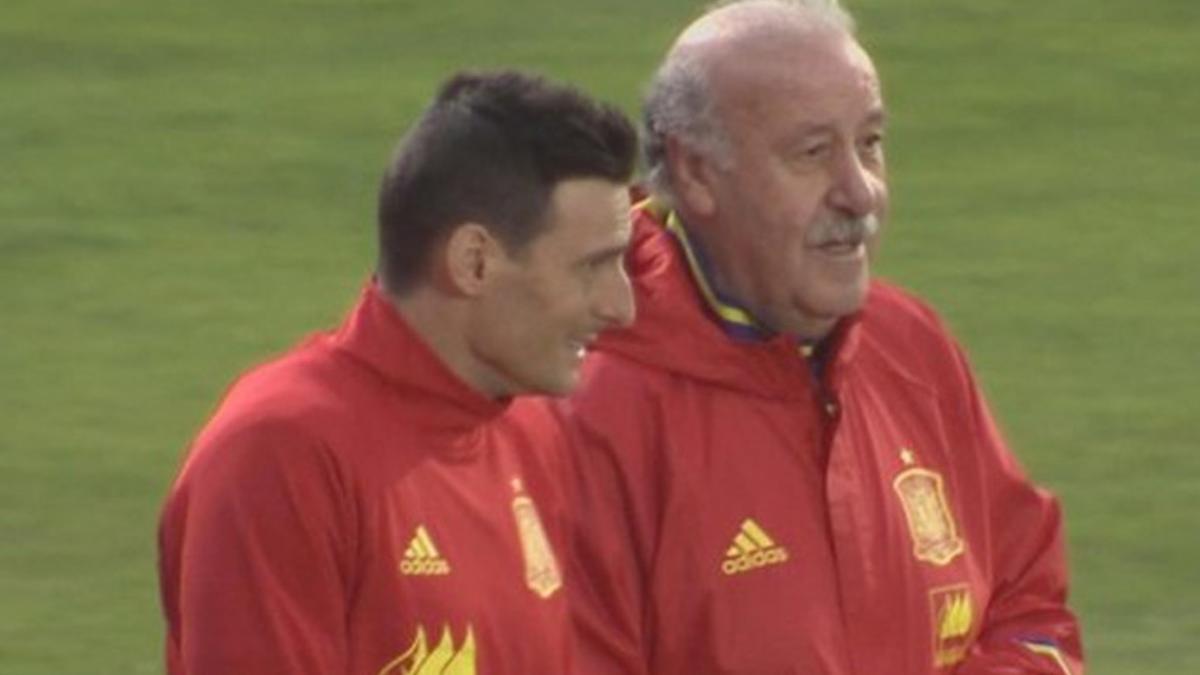 Del Bosque charló con Aduriz durante el entrenamiento y está pendiente de Busquets