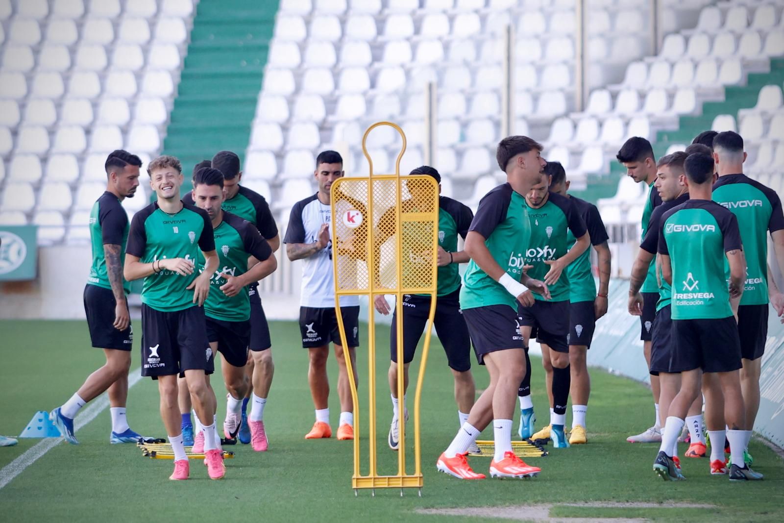 El último entrenamiento del Córdoba antes de viajar a Barcelona, en imágenes