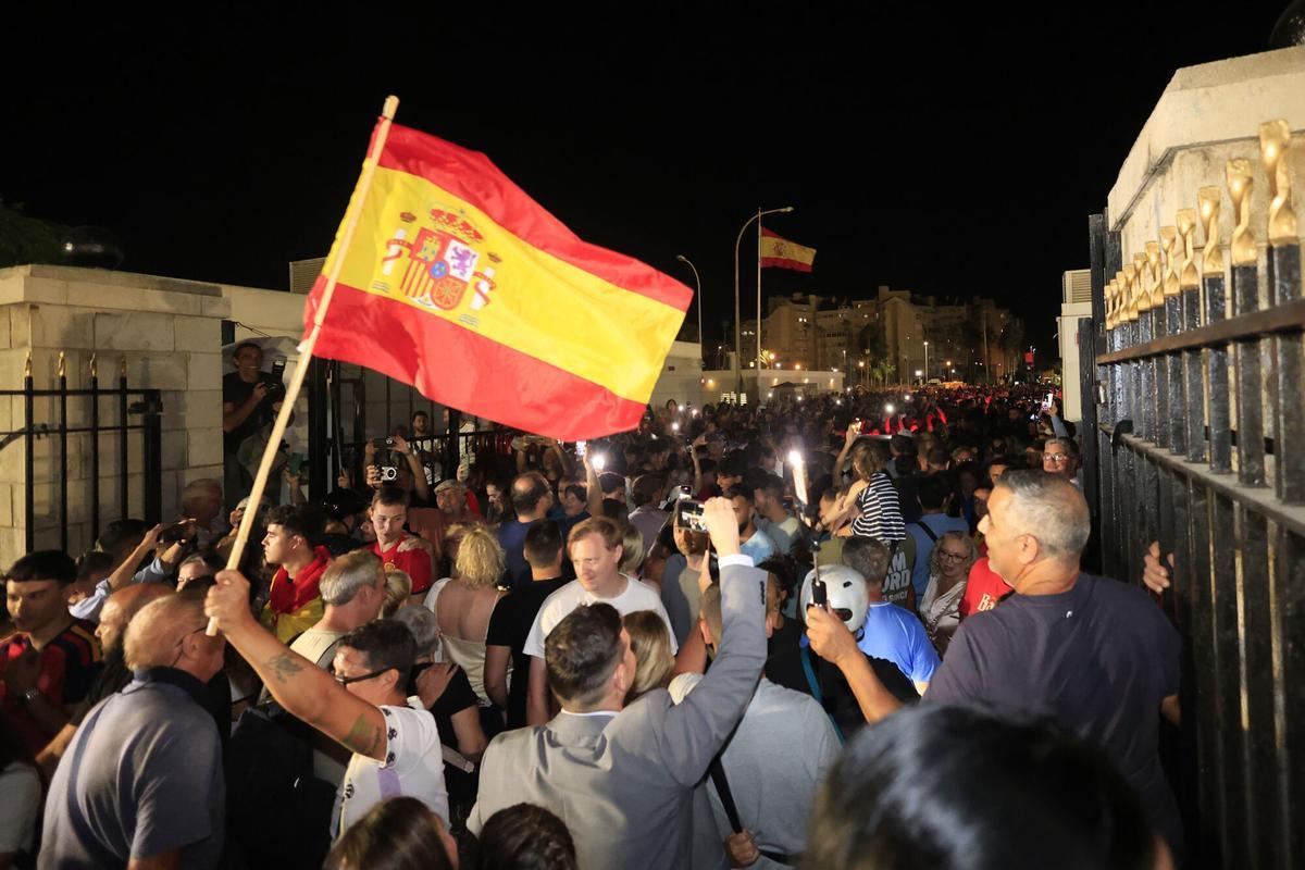 Miles de personas celebran el derribo de la verja que separaba a la colonia británica de territorio español y acaba con todas las barreras físicas a la circulación de personas y mercancías entre ambos.