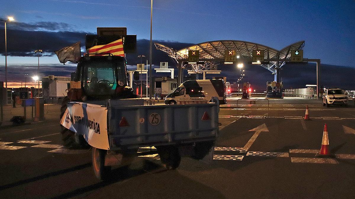 Decenas de agricultores pasan la noche en los accesos al puerto de Tarragona en su protesta contra el Mercosur