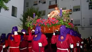 Cáceres arropa su primera procesión con expectación en las calles