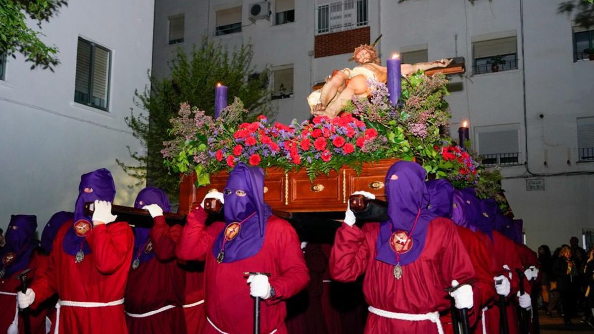 El Santísimo Cristo de la Preciosa Sangre avanza por la ciudad ante la atenta mirada de los fieles.