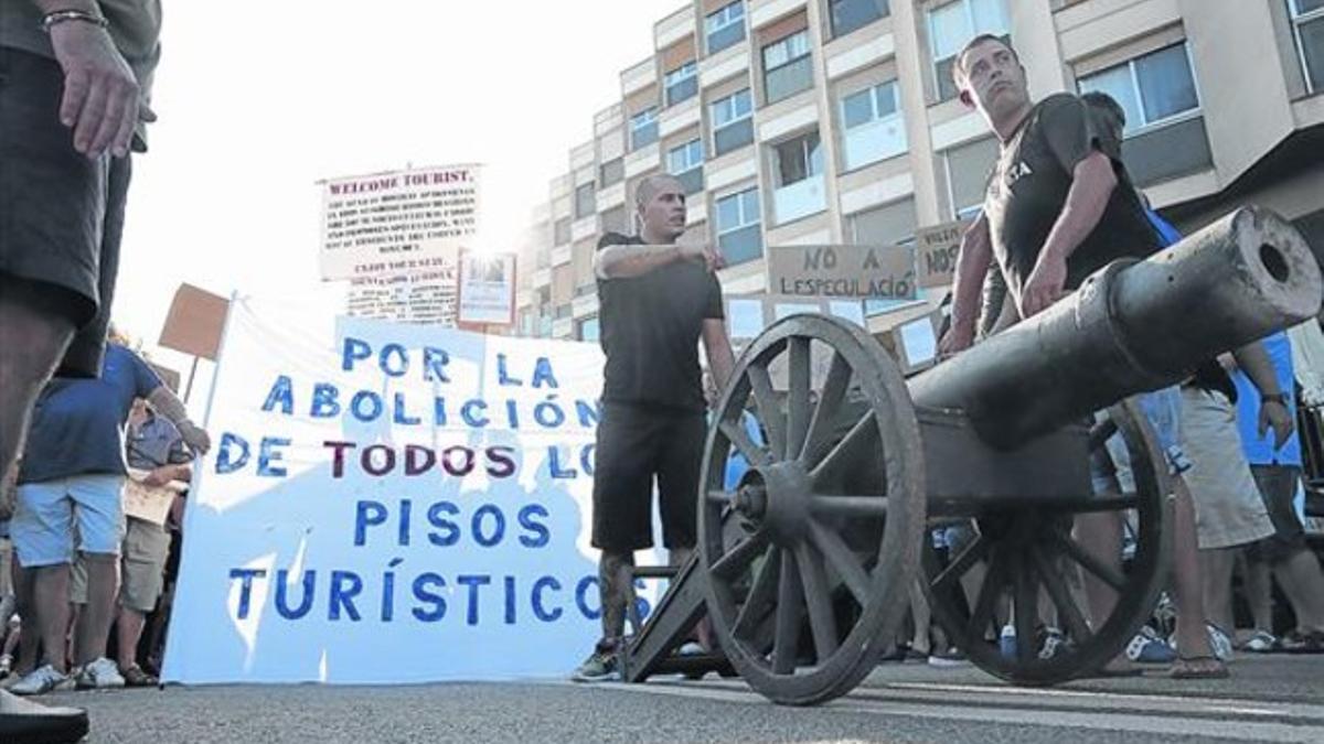 Manifestación de vecinos de la Barceloneta contra los pisos turísticos, en agosto pasado.