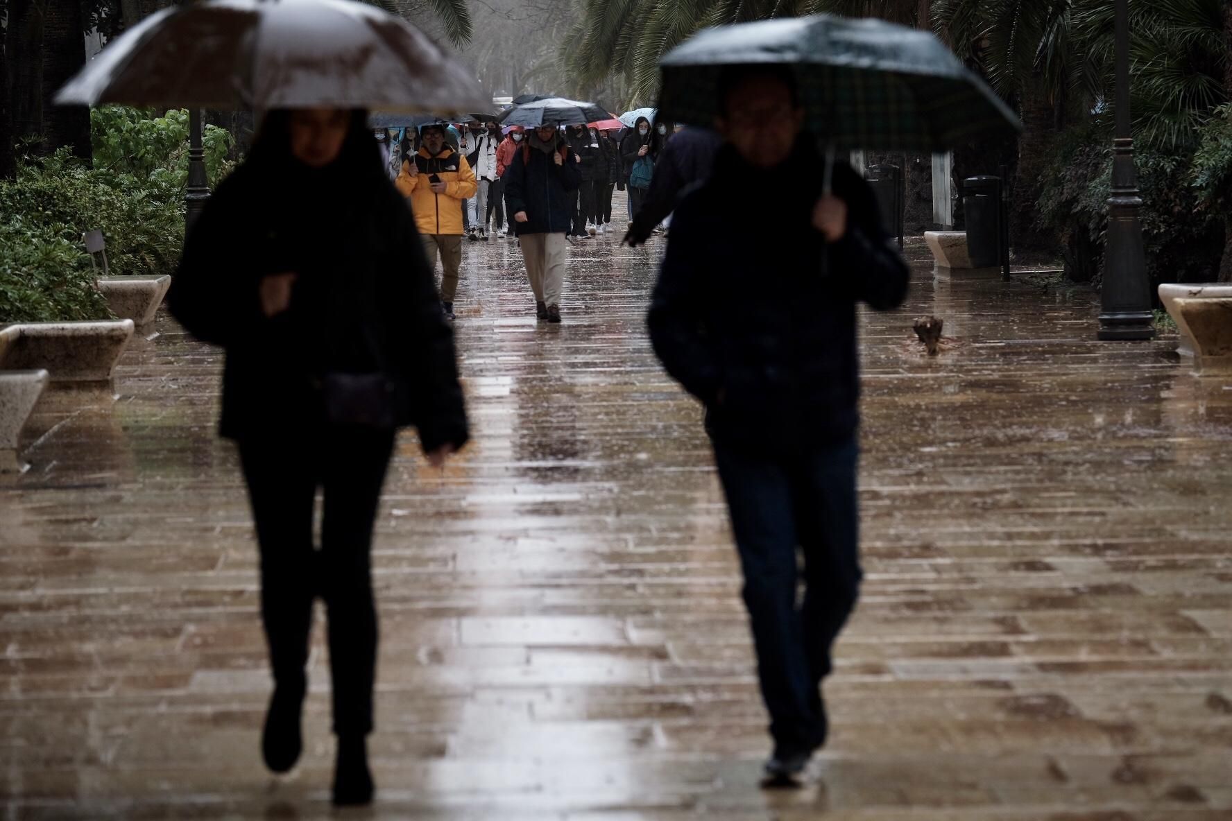 El barro cubre las calles y edificios de Málaga