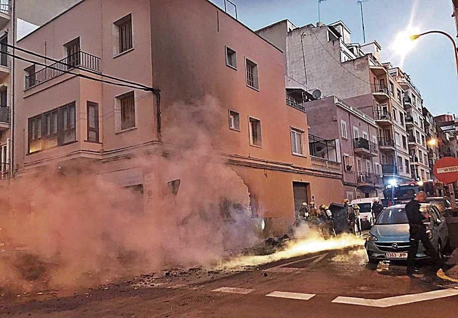 Vecinos de Son Canals: “Tenemos miedo, es el quinto incendio de contenedores al lado de casa en dos meses”