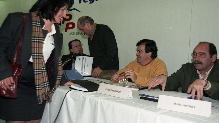 El entonces presidente regional, Sergio Marqués, con gesto serio, junto a Álvarez-Cascos, Isidro Fernández Rozada, Reinerio Álvarez Saavedra y Alicia Fernández Armayor, en la convención popular. | LNE
