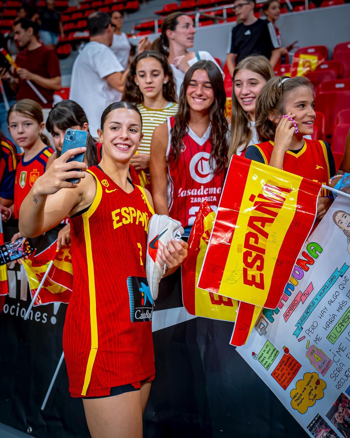 Buenavida se saca fotos con varias aficionadas en Zaragoza.