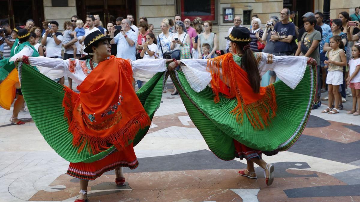 Bailes y poesía en Begoña por los pueblos indígenas | ÁNGEL GONZÁLEZ