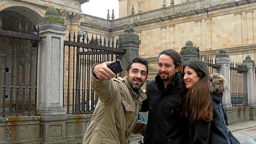 Pablo Iglesias, ahir, fent-se una &#039;selfie&#039; amb dos veïns de Zamora, ciutat on passarà les festes de Nadal