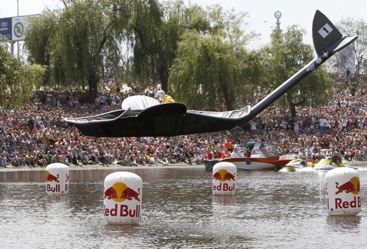 Los competidores intentan alcanzar la distancia más larga volando. En esta foto, el ’Yaytseplan’ planea con facilidad...