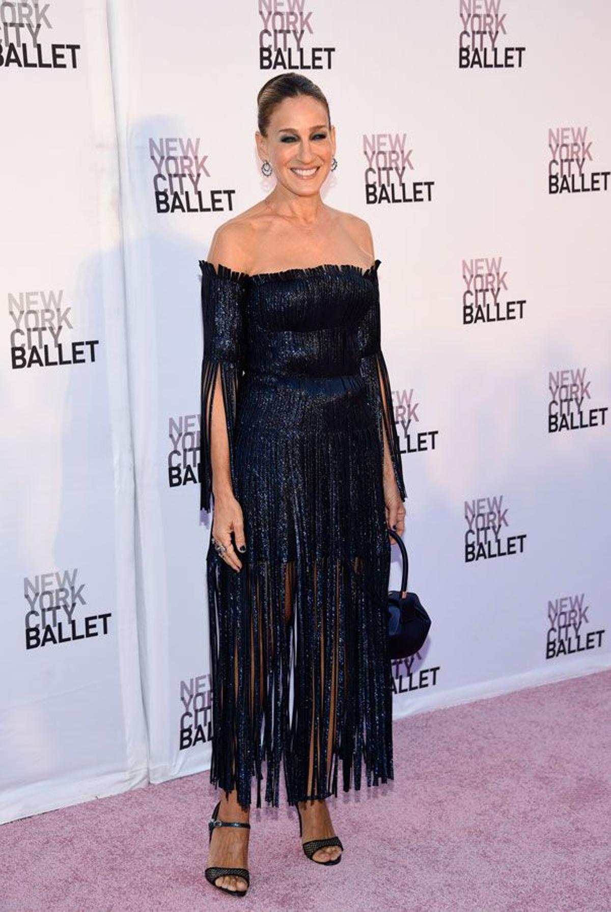 Sarah Jessica Parker con vestido azul oscuro de Monse