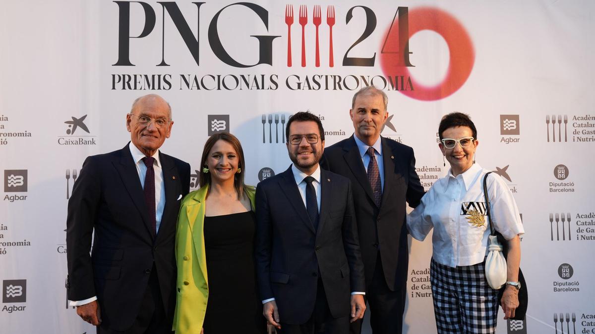 Carles Vilarrubí, el president Aragonés y su esposa, Janina Juli, Joan Font y Carme Ruscalleda en la cena de la Academia de Gastronomía.