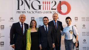 Carles Vilarrubí, el president Aragonés y su esposa, Janina Juli, Joan Font y Carme Ruscalleda en la cena de la Academia de Gastronomía