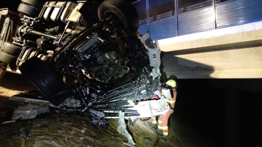 Un conductor ha fallecido esta madrugada al volcar dos camiones frigoríficos por el viento en la A-33, a la altura de la Font de la Figuera