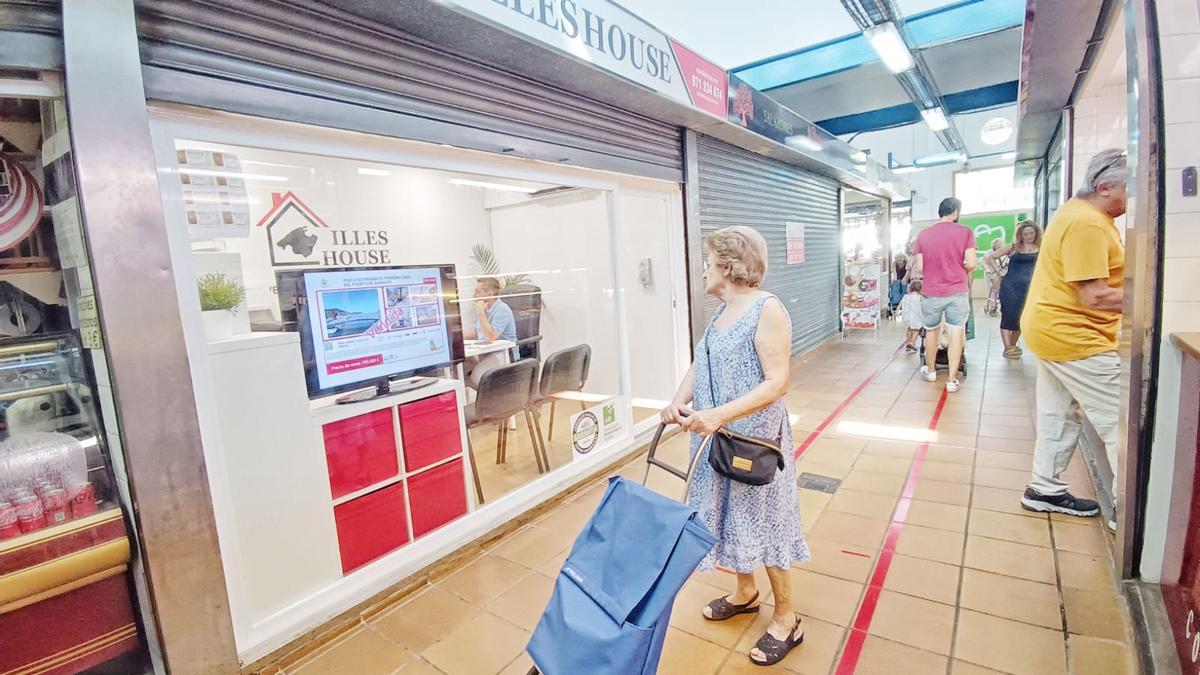 FOTOS Abre una inmobiliaria en el mercado de Pere Garau en Palma