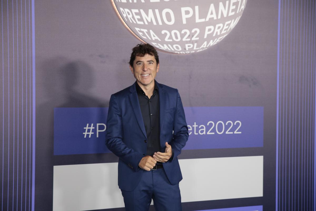El periodista Manuel Fuentes llega a la ceremonia de la entrega del 71 Premio Planeta de Novela