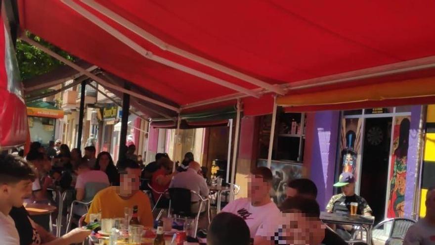 Terraza del bar de Cartagena llena de gente.