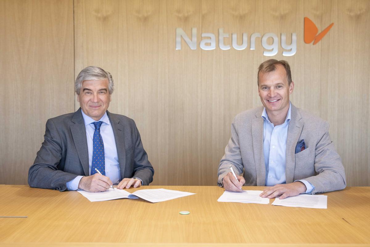El presidente de Naturgy, Francisco Reynés, y el CEO del Grupo MásMóvil, Meini Spenger, firman su alianza en autoconsumo solar. 