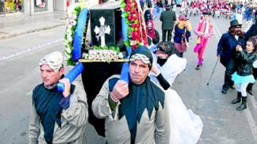 El Entierro de la Sardina recupera el tradicional desfile de comparsas