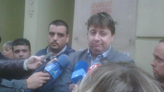 Un grupo de herculanos presentan 7.000 firmas en la delegación del Consell y piden la intervención del IVF en el club alicantino