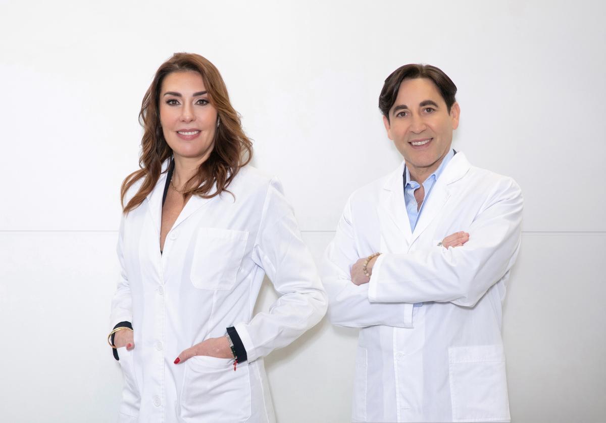 María Pilar de Castro, doctora europea en Biología Celular y Molecular, directora de Estrategia y directora Técnica de Proteos Biotech. A su lado, Juan Ramón Muñoz Montaño, doctor en Bioquímica y Biología Molecular y fundador de Proteos Biotech.