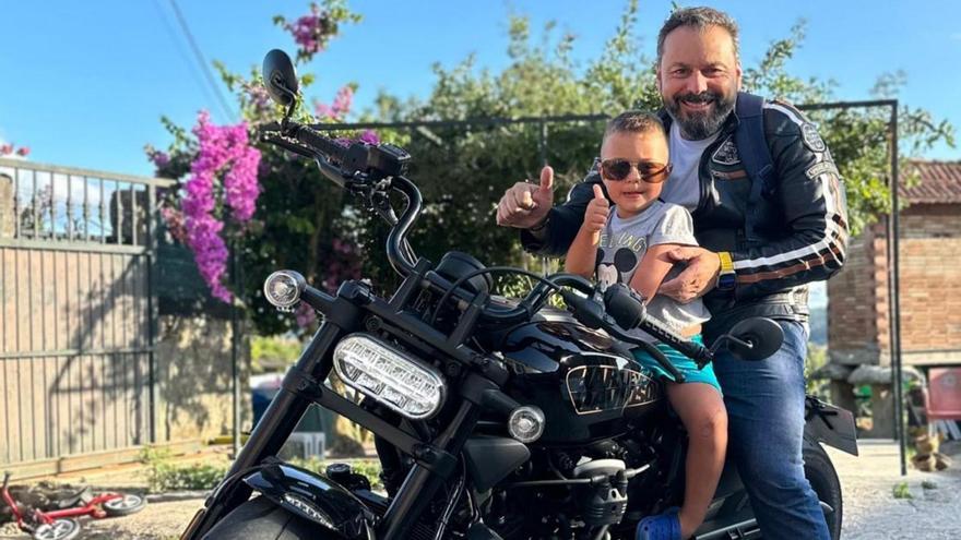 El alcade de Gondomar, Paco Ferreira, con un sobrino en su Harley Davidson.