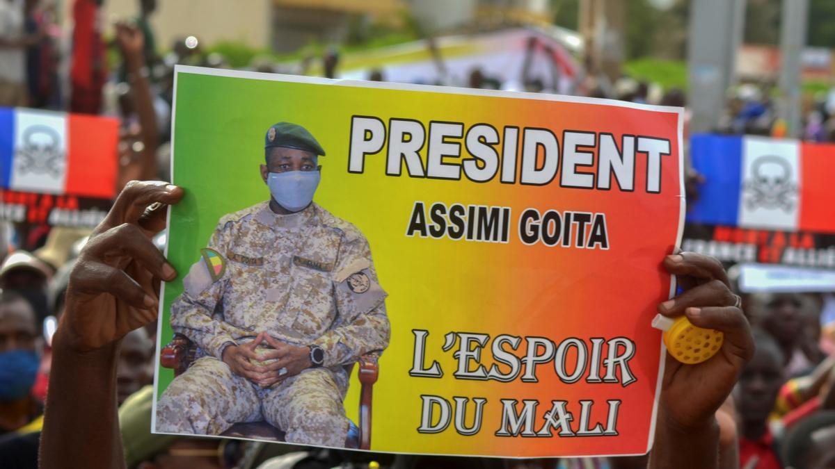 Cartel en una protesta a favor de Goïta que los señala como &quot;la esperanza de Mali&quot;.