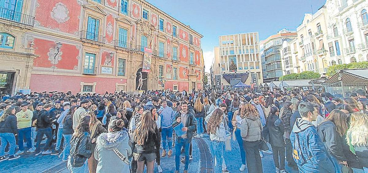 Más de mil estudiantes de la Católica entonaron villancicos y felicitaron la Navidad por las calles de Murcia