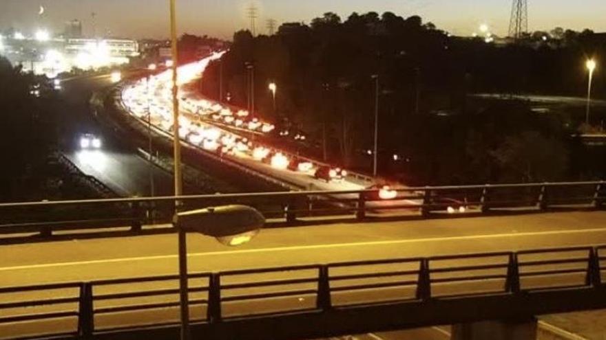 Una joven herida y cinco coches implicados en un accidente en Gijón: el siniestro genera un enorme atasco