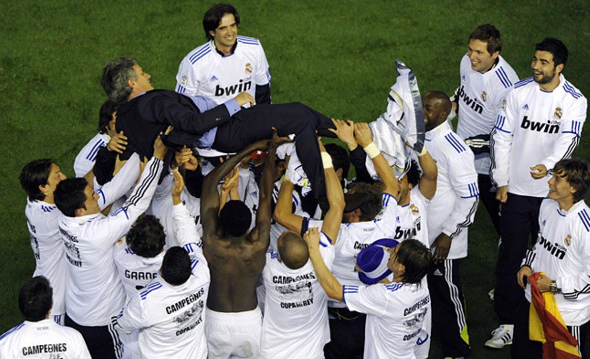 Euforia. Los jugadores del Madrid mantean a Mourinho en el césped de Mestalla tras proclamarse ganadores de la Copa.