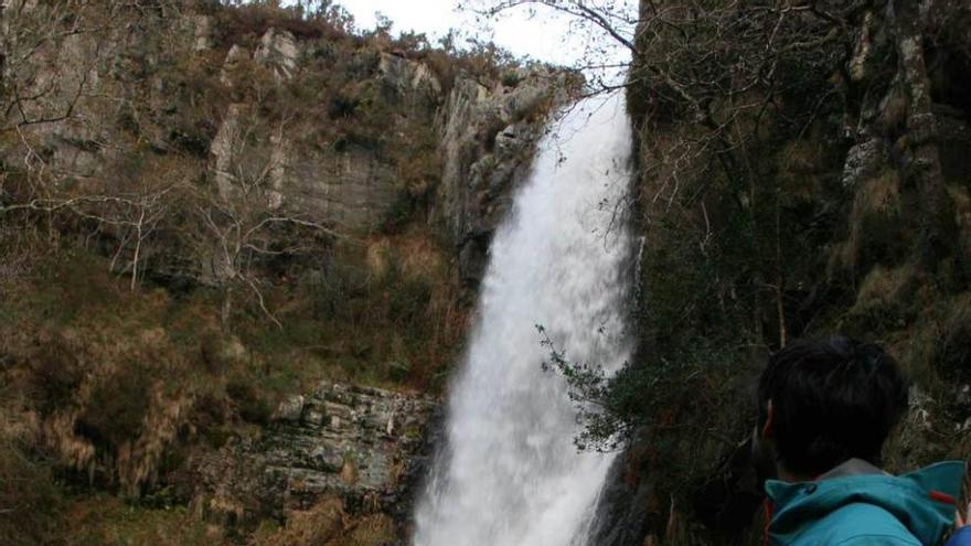 Un visitante observa la cascada del Cioyo.