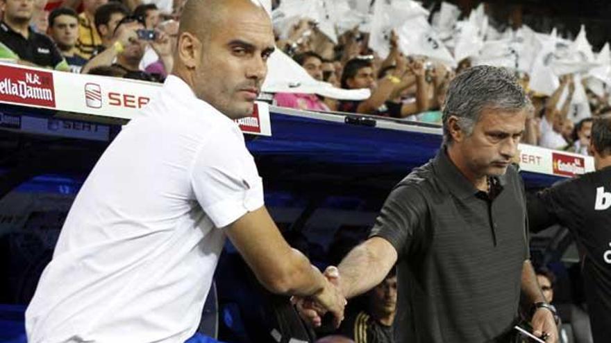 Guardiola y Mourinho se saludan antes de un Madrid Barça